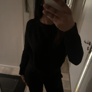 Stickad tröja!!  - Passar till allt, skön material och kommer i bra skick!🖤 Mer info om frakt osv, skriv privat!!