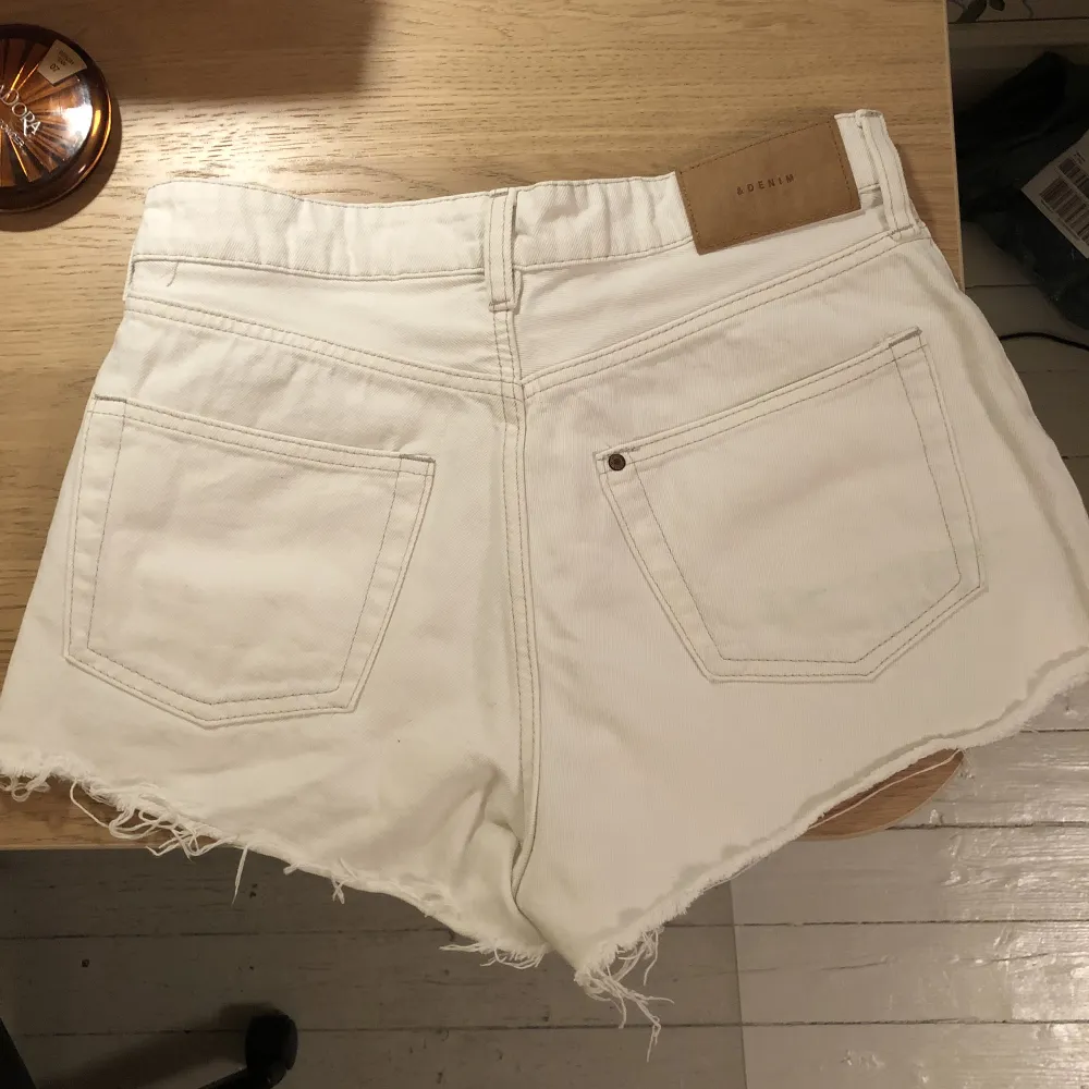 Ett par vita shorts från hm i storlek 38 🤍 använd fåtal gånger och ser ut som nya. Shorts.