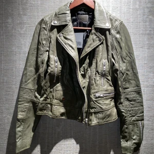 Jacka | Jofama - En vacker och unik original grön lammskinnsjacka från märket Jofama. Den har fortfarande taggar på och har aldrig använts. Den är inte bara riktigt snygg utan också väldigt praktisk eftersom den har många fickor, inklusive en ficka på insidan. Nypris:2300