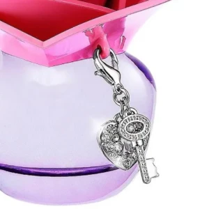 Hängsmycke från someday justin Bieber parfymen  - Köpt år 2011 ❤️ snyggt att ha på sin halskedja eller kanske sitt armband 😍 jag använder inte silver så därför säljer jag denna ☺️