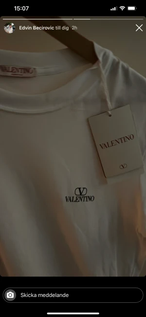 Valentino tröja - Helt ny valentino. Passade inte mig. Kvitto och allt sånt finns. Detta är en riktig steal  Nypris är 4000 kr 