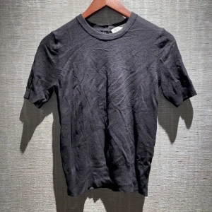 Tröja | Zara - En jättefin tröja vilken har guldiga knappar där bak! Tröjan är tjock och passar därför perfekt till vintern.