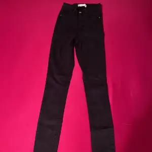 Svarta skinny jeans från ginatricot i nyskick, väldigt fint med ett par boots (säljer boots på min profil)!! 💕💕