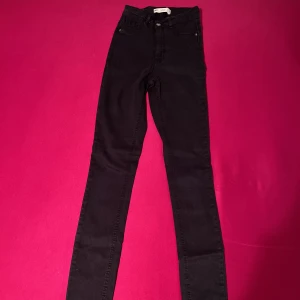 Gina jeans - Svarta skinny jeans från ginatricot i nyskick, väldigt fint med ett par boots (säljer boots på min profil)!! 💕💕