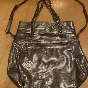 Michael kors convertible tote bag/crossbody, gently used. adjustable straps. Stainless steel accents. Silver color. Genuine leather. Retail price $258 