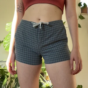Rutiga shorts - Super söta rutiga shorts. Står storlek XS men passar mig perfekt som har S/M. Kolla gärna mitt konto om ni vill ha något mer innan ni köper så kanske ni inte behöver betala dubbel frakt!
