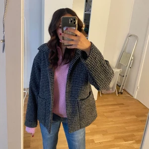 Rutig Höst kappa - Hej! Säljer denna assnygga höstkappan, kmr int till användning o är knappast använd. Storlek Xs jag brukar ha S men på hemsidan tippas dem o ta en stolek mindre pga den är oversize i modellen. Går bra och trycka köp direkt 