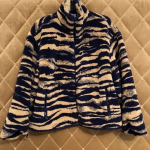 & other stories jacka - & other stories Jacka, strl 38, använd fåtal gånger. Två fickor och dragsko på sidorna. Köparen står för frakt 