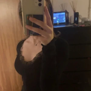 Långärmad tröja med spetsa  - Bra skick!! Fina detaljer 