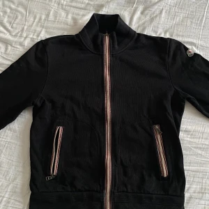 Moncler  - Moncler bra skick OBS\\ drag kedjan kan vara lite trög/trasig.