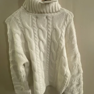 Stickad tröja  - Säljer en jättefin stickad tröja från bikbok!  Lappen är kvar och nypriset är 399, men jag säljer den för 300