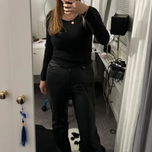 Svarta skinnbyxor - Svarta skinnbyxor (vegan) från HM i strl 38. Köpta för en månad sedan och har bara använt dom en gång. Säljer för att de inte kommer till använding. Köpta för 299kr säljer för 100kr. 