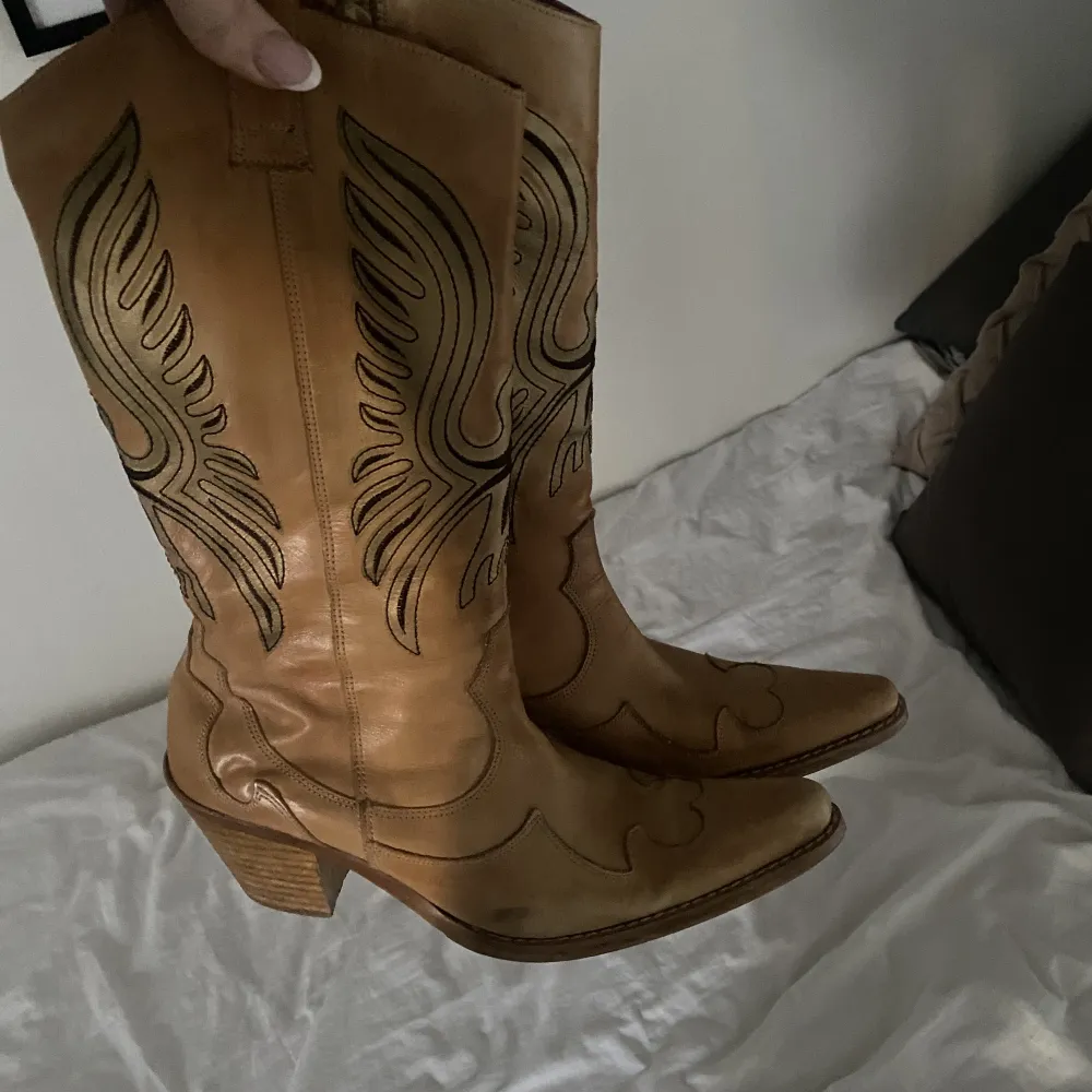 Vintage cowboy boots. . Skor.