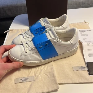 Valentino open  - 🚨STEAL🚨Tja säljer ett par blåa snygga valetiono open som är använda men i väldigt fint skick endå. Tillkommer box, två dustbags, laces, kort samt kvitto, skriv vid funderingar. MVH Simon 