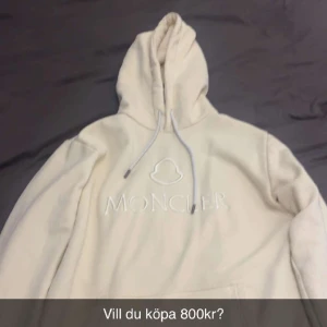 Tröjor  - Nästan helt nya. Använda någon enstaka gång bara. Mest ”hemma” kläder. 800kr/st. Monclear är M och palm är L