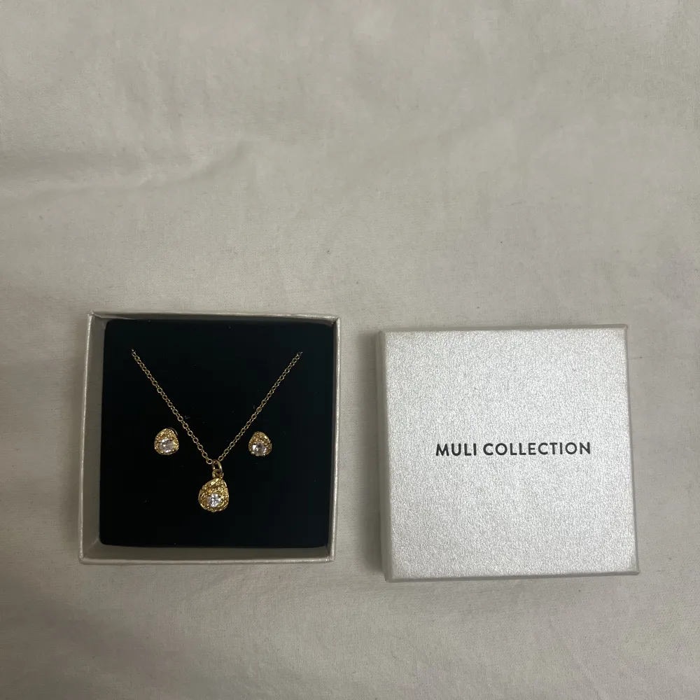 Jättefint halsband från Muli Collection, använd 2-3 ggr så i nyskick. Perfekta julklappen tillsammans med matchande örhängen jag också säljer! Box ingår då 🤍. Accessoarer.
