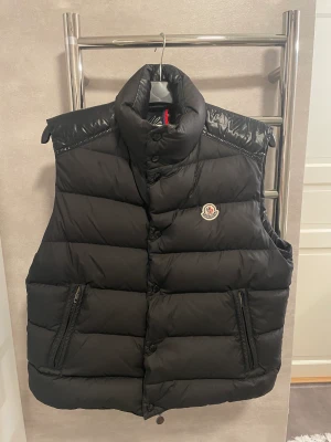Moncler Cheval Down Vest - Säljer denna feta moncler väst, väldigt skön och håller dig varm! Den är i storlek 3 passar som M ungefär, den är i riktigt bra skick!