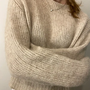 Stickad tröja  - Fluffig och mysig stickad tröja från Lindex🍁Nyskick💞