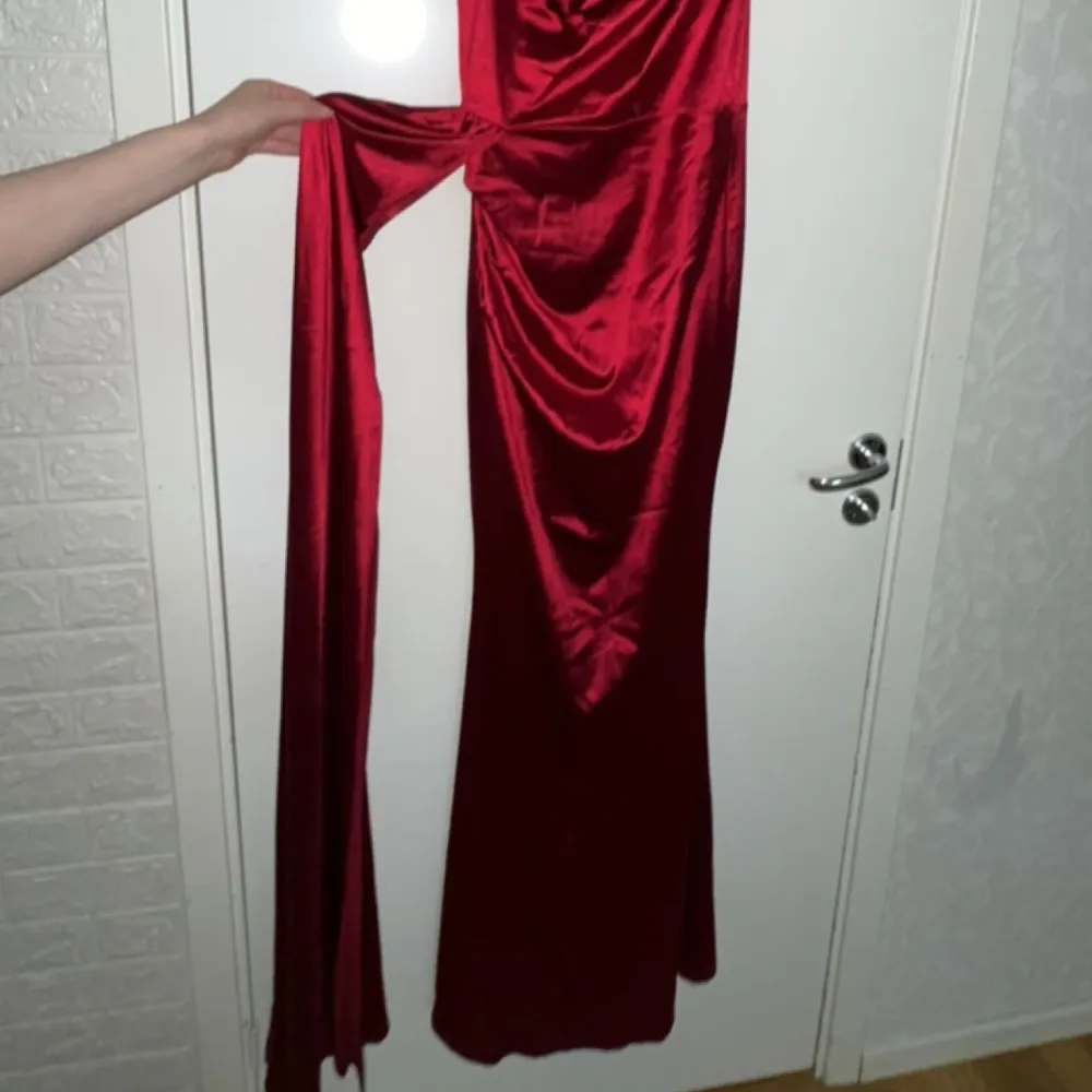 Jättefin festklänning , endast en gång använd. Köptes för 1990kr Gratis leverans inom Göteborg  Proset går att diskuteras . Klänningar.