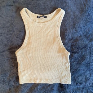 basic linne - beige linne/topp från zara i storlek s, men skulle säga att den är mer xs då den är liten i storleken. använd få gånger, bra skick