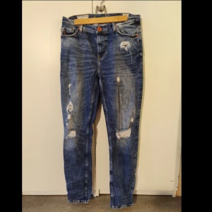 Iconic Sports Jeans - Sjukt snygga jeans i bra skick, lite små slitningar på knappen i fram men inget som syns när dom sitter på.  Egna i stilen med snygga oranga detaljer perfekta nu på hösten🌸