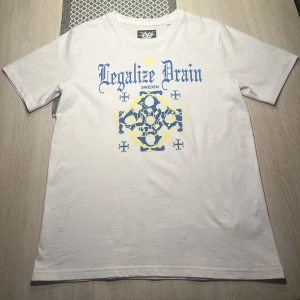 Bladee t-shirt - Säljer min helt oanvända Bladee t-shirt from Way Out West. Storlek M (tts). Dm’a mig vid ytligare frågor så svarar jag så snabbt som möjligt 
