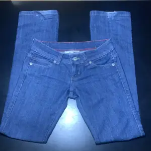 Lågmidjade, utsvängda jeans från Tally Weisl. Midja tvärsöver: 38 cm. Midja runtom: 77 cm. Innerbenslängd: 86 cm. 💗💗