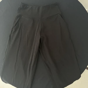 Black high waisted joggers - Svarta joggingbyxor med hög midja, tight folded i botten, använd några gånger men fortfarande i bra kvalitet! Storlek S 🤍