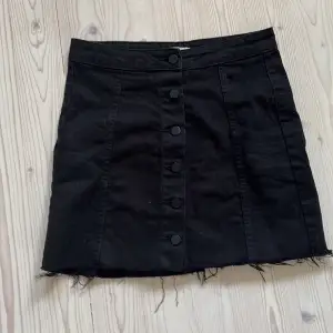 Säljer nu denna fina svarta jeans kjol då den tyvärr inte kommer till användning och är lite för liten för mig som vanliga fall har M/L i jeans kjolar och byxor💛💛
