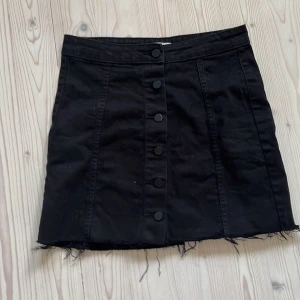 Jeans kjol - Säljer nu denna fina svarta jeans kjol då den tyvärr inte kommer till användning och är lite för liten för mig som vanliga fall har M/L i jeans kjolar och byxor💛💛