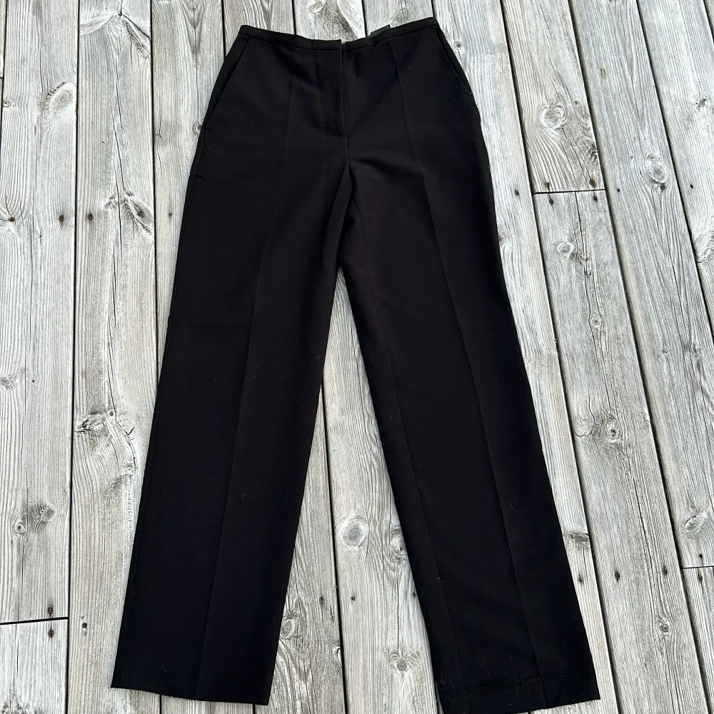 svarta kostymbyxor från hm, fint skick. raka byxor med hög midja.. Jeans & Byxor.