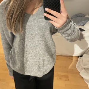 Grå stickad tröja - Så fin stickad tröja som tyvärr inte kommer till användning längre💕