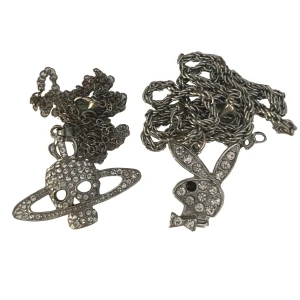 Halsband - 2 st coola rhinestones halsband :3 Båda: 130kr Playboy: 90kr Dödskalle: 70kr