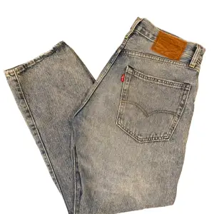 Super fräscha Levis jeans i modellen 551. Det är i ett mycket fint skick, W30 L30.
