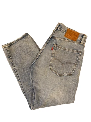 Levis jeans - Super fräscha Levis jeans i modellen 551. Det är i ett mycket fint skick, W30 L30.