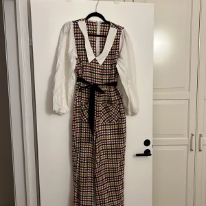 Jumpsuit - Cool Jumpsuit, aldrig använd.  Skönt material, med avtagbart bälte. Storlek 42