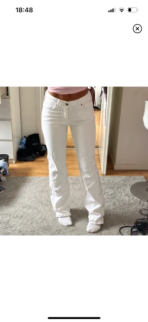 Vita lågmidjade jeans - Lågmidjade jeans från Bikbok i stl 25/32 men kan nog passa en 24 också då dom är lite små i storlek enligt mig💕 (jag brukar ha 25 och dessa är lite tighta runt midjan och rumpan)