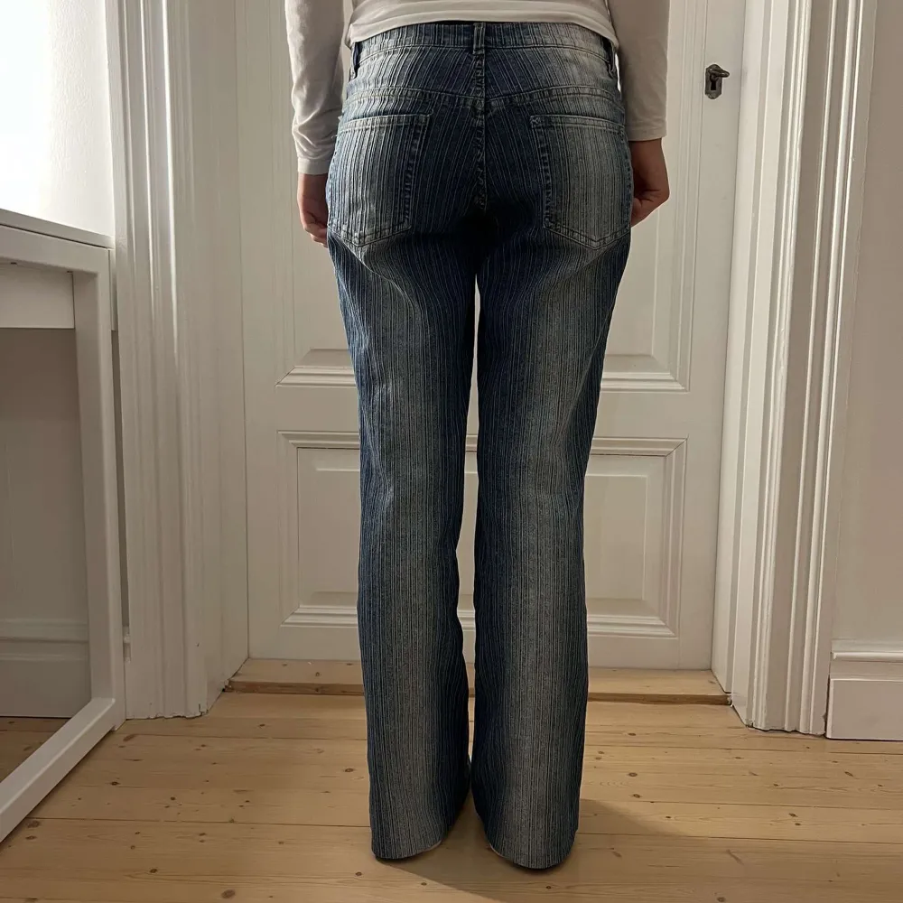 Jättesköna jeans från RCC Jeans. Storlek 30, skulle säga att dom passar en S. Midjemått 37cm. Benlängd 96cm. Modellen är 170cm men dom är dock lite för korta när dom sitter ”rätt” på midjan. Byxorna går att lägga ner ca 2cm. Skriv gärna för mer bilder💕. Jeans & Byxor.