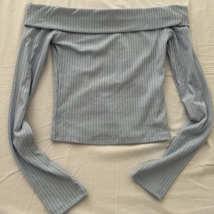 Ljus blå tröja - En ljus blå tröja ifrån h&m i storlek Xs. Skönt material! 🩵
