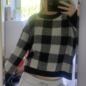 Stickadtröja  - En fina rutig stickadtröja från hm, knappast använd så väldigt bra skick!