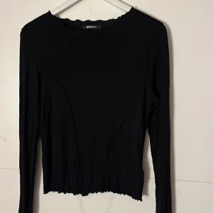 Topp med detaljer - Från Gina storlek L, aldrig använd 