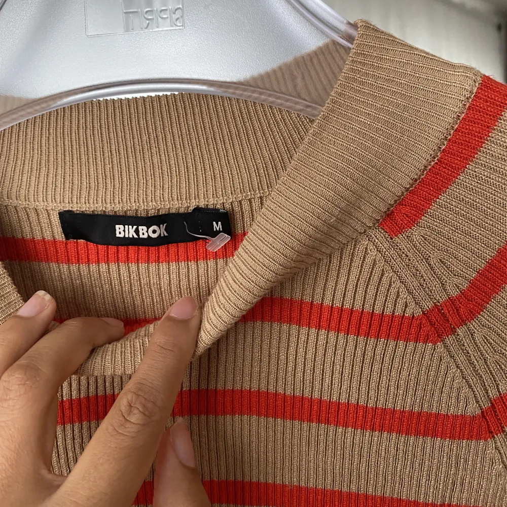 Jätte skönt o fin långärmad tröja  från bikbok. Storlek M men passar storlek s-L då den är riktigt strechig . Tröjor & Koftor.