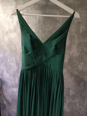 Balklänning - Mörkgrön balklänning. Jag är 168cm och den är lite för lång för mig när jag har klackar. Axelbanden går att sy om