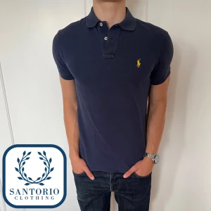 Ralph Lauren Piké  - Skitsnygg mörkblå Ralph Lauren piké i 9/10 skick!  Han på bilden är ca. 180cm lång (passar dig som har S/M) Nypris: ca. 1200kr Skriv vid frågor eller funderingar🙌