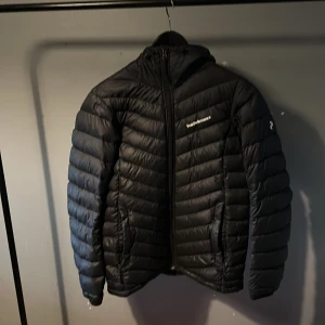 PeakPerformance  - PeakPerformance jacka till vintern den är i bra skick och allt. 