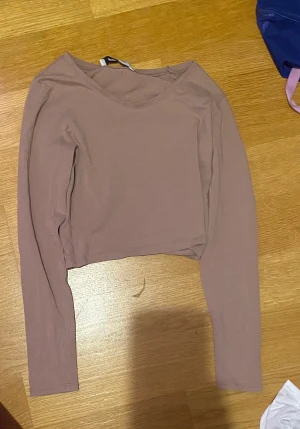 Ljus brun croppad tröja  - En ljusbrun croppad tröja från new Yorker. Storlek S till M. Har används endast en gång. Väldigt bra skick. Jag står inte för frakt