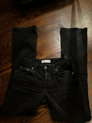 Zara low waist jeans  - Säljer ett par sjukt snygga low waist jeans i storlek 36. Säljer pågrund av att de aldrig kommer till andvändning. Förlåt för dåliga bilder. Priset kan även diskuteras om det blir en snabb affär ❤️