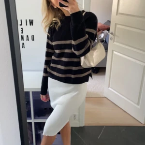 Stickad tröja - Stickad tröja från bondelid! Storlek XS! Super mysig och perfekt till hösten🤍