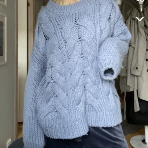 Kabelstickad tröja - Säljer denna kabelstickade tröja från NAKD. Storleken är xxs men den sitter som M. 