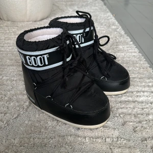 Moonboots - Säljer nu mina låga moonboots då jag ska köpa i en annnan färg, de är i fint skick utöver snörena som är lite slitna längst ut vilket man kan se på andra bilden 